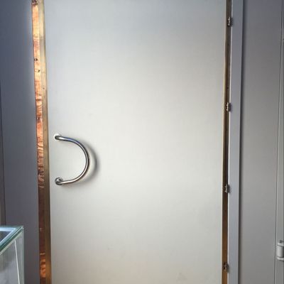Eficacia de blindaje de 100dB Puerta blindada por RF con marco de madera y opciones de color personalizadas para salas de resonancia magnética