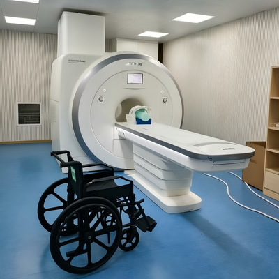 Silla de ruedas pediátrica para resonancia magnética no magnética con inclinación en el espacio con marco de aleación de aluminio y arnés de cinco puntos