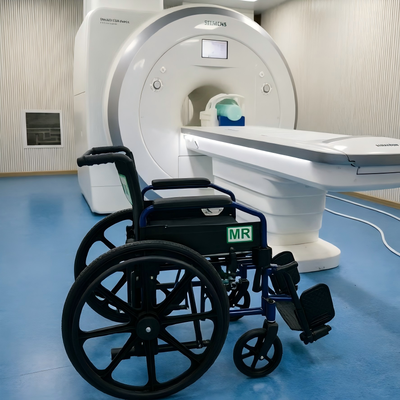 Silla de ruedas no magnética plegable con capacidad de peso de 120 kg con reposabrazos desmontable para resonancia magnética hospitalaria