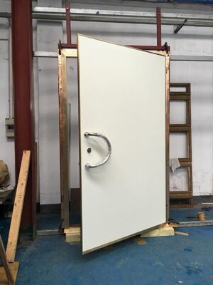 1.2 2.1m Tamaño de la puerta Modelo de puertas giratorias con ventanas blindadas RF con dimensiones personalizables para diversas aplicaciones