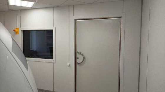 Puerta blindada con RF revestida con polvo blanco con patrón de apertura personalizado y atenuación de RF de 100 dB