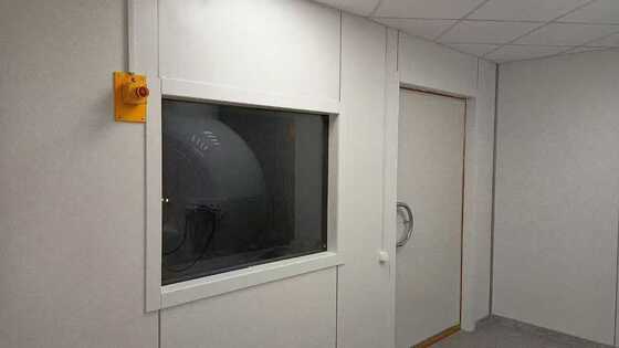 Ventana blindada por RF con junta de elastómeros y marco de aleación de aluminio en caja de madera