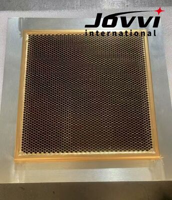 Estructura de guía de ondas de panal de miel Ventana de guía de ondas diseñada con blindaje de jaula de Faraday que garantiza el rendimiento en sistemas de RF y microondas